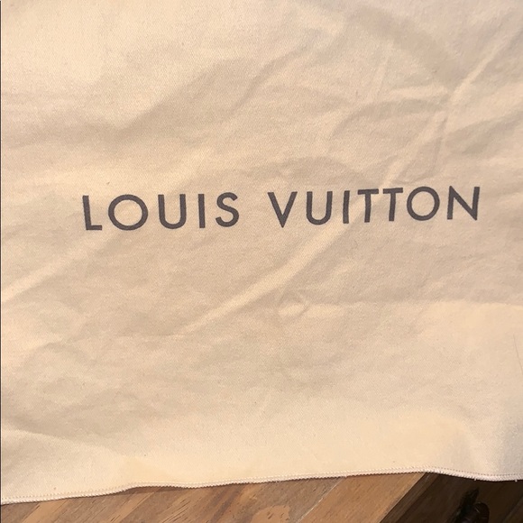 Louis Vuitton - Picture 4 of 8
